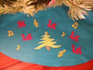 Retro Christmas Tree Skirt from www.all-about-stencils.com