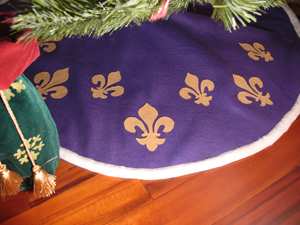 Christmas Tree Skirt Fleur de lis from www.all-about-stencils.com