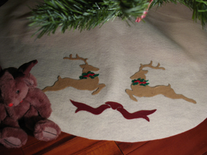 Christmas Tree Skirt Reindeer from www.all-about-stencils.com
